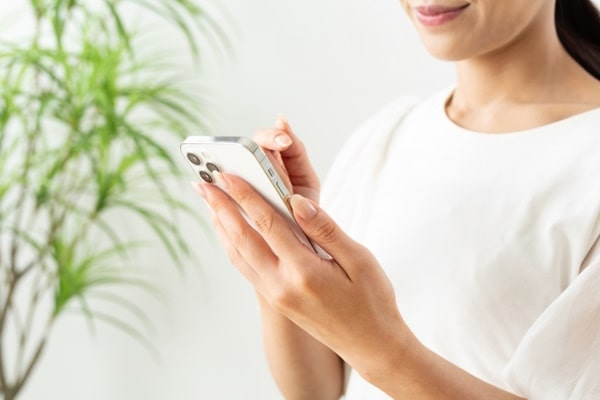 スマホ、問合せする女性